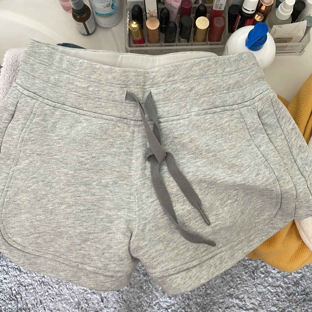 Lululemon sweatshort size 6 in gray